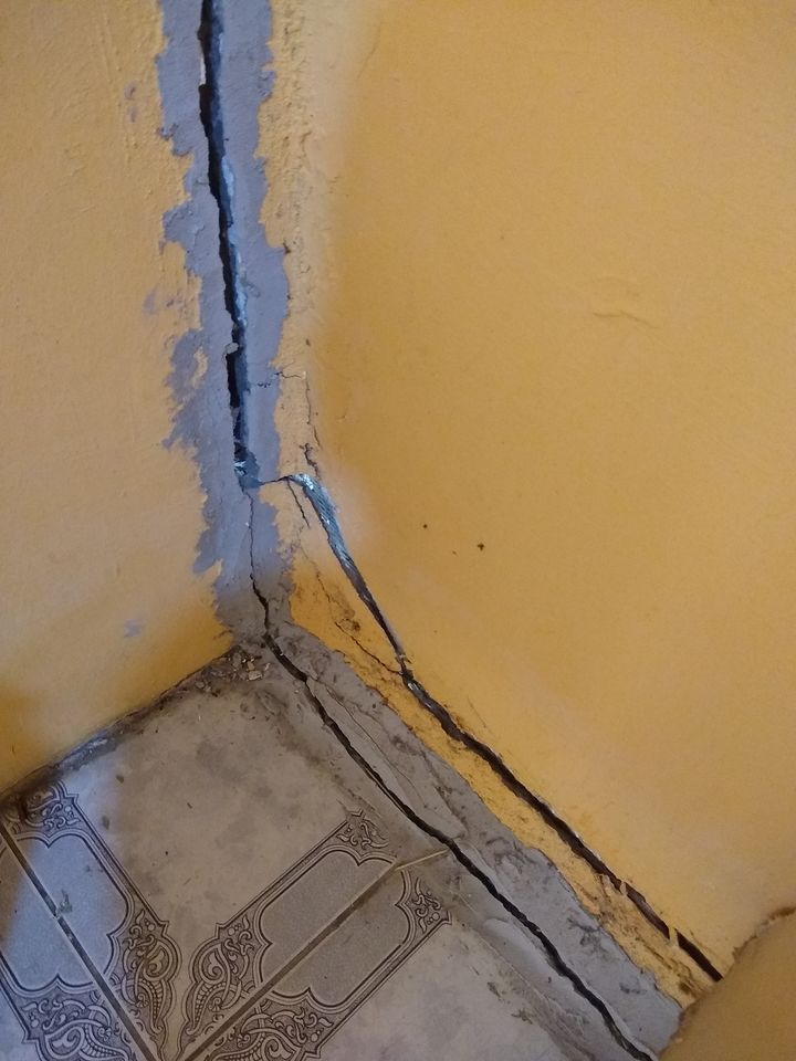 Moradores da Vila Maricy pedem muro de arrimo e temem tragédia Casa com rachadura na Vila Muricy