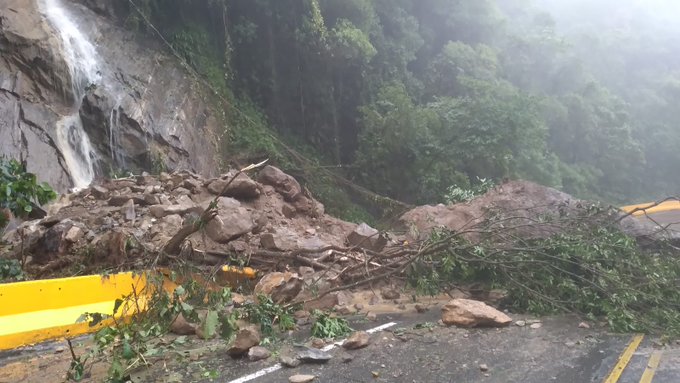 rodovia Mogi-Bertioga interditada por deslizamento