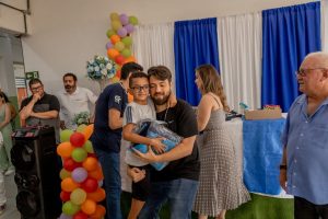 Guti entrega uniforme escolar