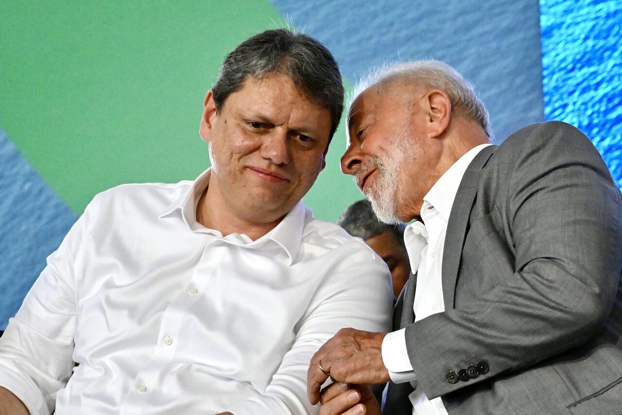 Tarcísio de Freitas e Lula no Guarujá