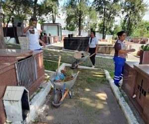 Prefeitura realiza operação contra o mosquito da dengue em cemitério da cidade