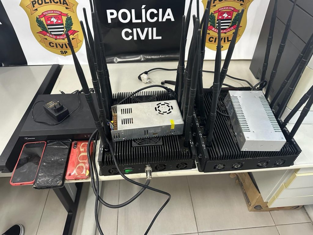 Polícia de Guarulhos prende dupla em flagrante desmontando caminhão roubado Polícia de Guarulhos prende dupla em flagrante desmontando caminhão roubado