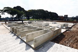 Construção de sepulturas verticais em cemitério na Vila Rio