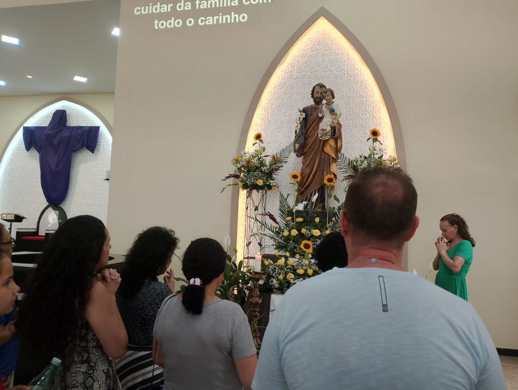 Fiéis rezam na Paróquia São José