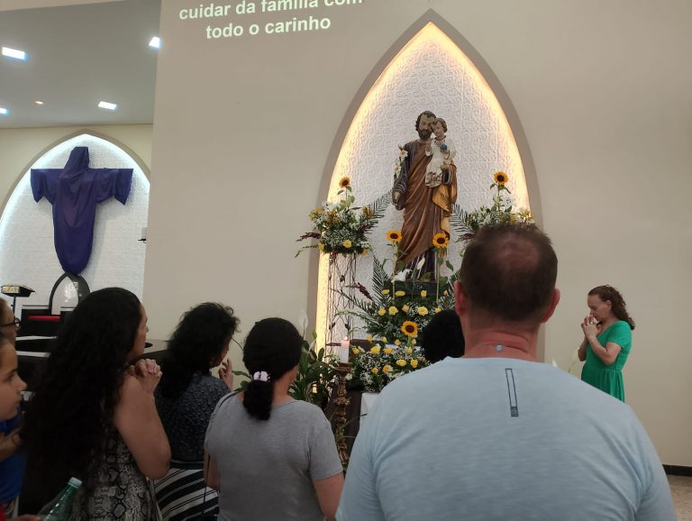 Fiéis rezam na Paróquia São José