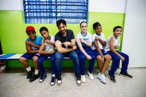 Guti junto a estudantes que se vacinaram contra a dengue