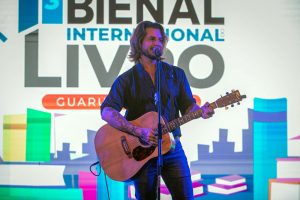 Guitarrista Marco Túlio encerra a 3ª Bienal do Livro de Guarulhos
