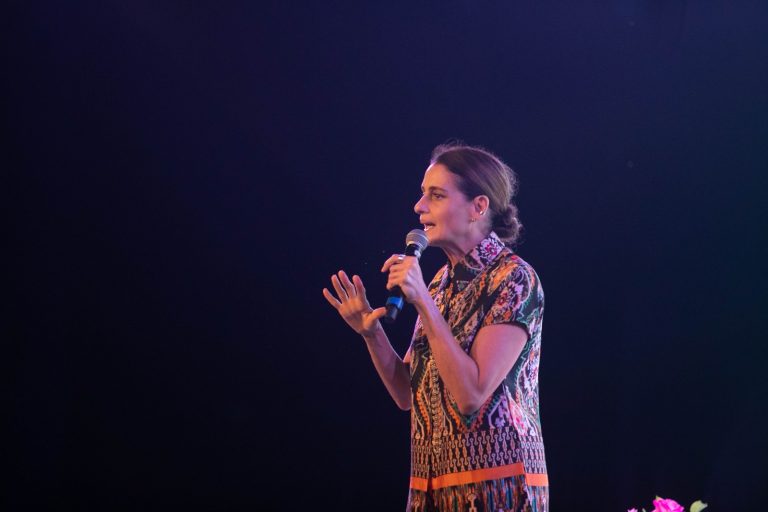 Atriz Denis Fraga na Bienal do Livro de Guarulhos
