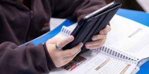 Aluno do Moriah acessa AVA - Ambiente Virtual de Aprendizagem - com tablet