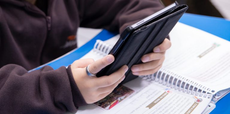 Aluno do Moriah acessa AVA - Ambiente Virtual de Aprendizagem - com tablet