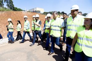 Guti, Tarcísio de Freitas e Jorge Wilson em visita às obras do Trevo de Bonsucesso