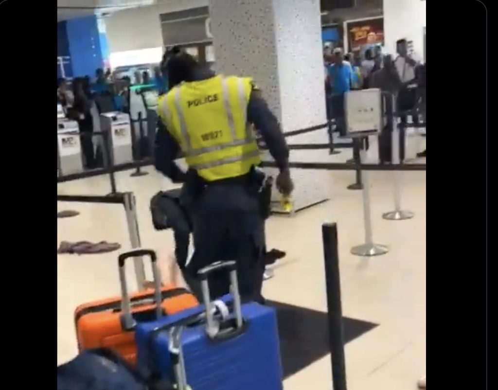 Mulher surta em aeroporto na Jamaica