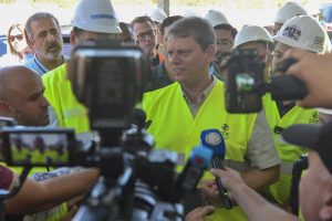 Tarcísio de Freitas em visita às obras do Trevo de Bonsucesso