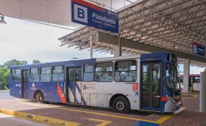 ônibus da EMTU na estação.