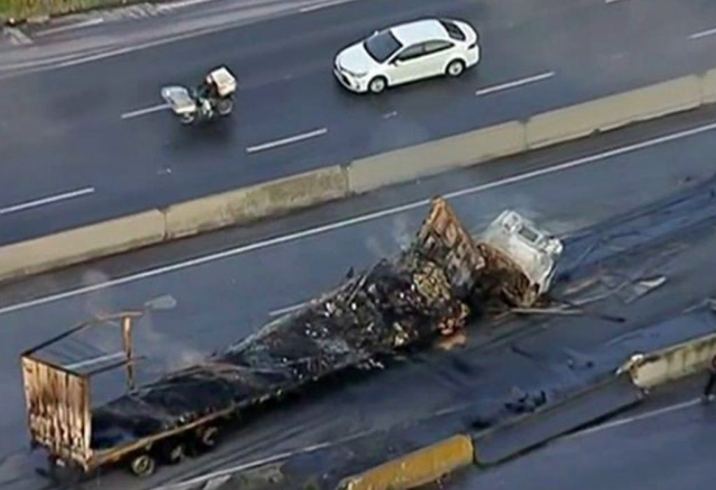 Carreta com cargas de tecido pega fogo na Fernão Dias