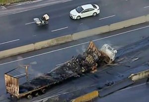 Carreta com cargas de tecido pega fogo na Fernão Dias