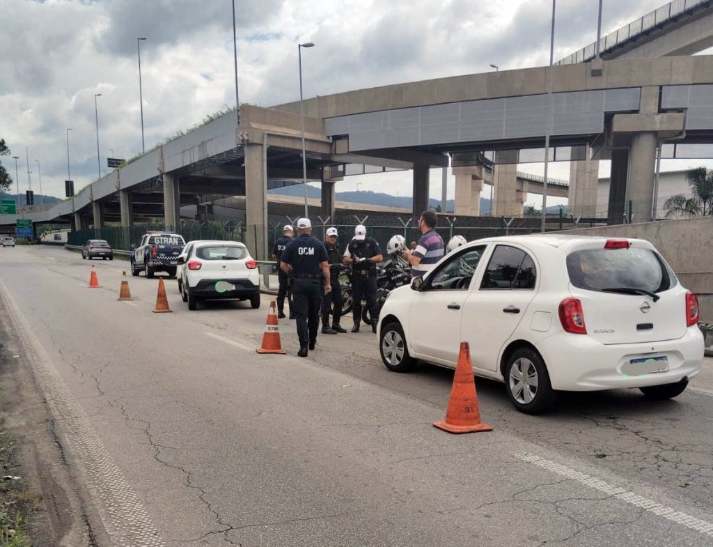 Operação contra transporte clandestino em Guarulhos