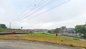 Acesso de veículos para a rodovia Presidente Dutra, sentido Rio de Janeiro, por meio da rua Manoel Vitorino, em Guarulhos