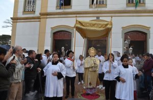 Dom Edmilson na procissão de Corpus Christi
