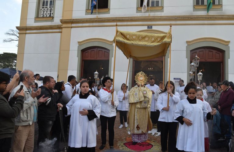 Dom Edmilson na procissão de Corpus Christi