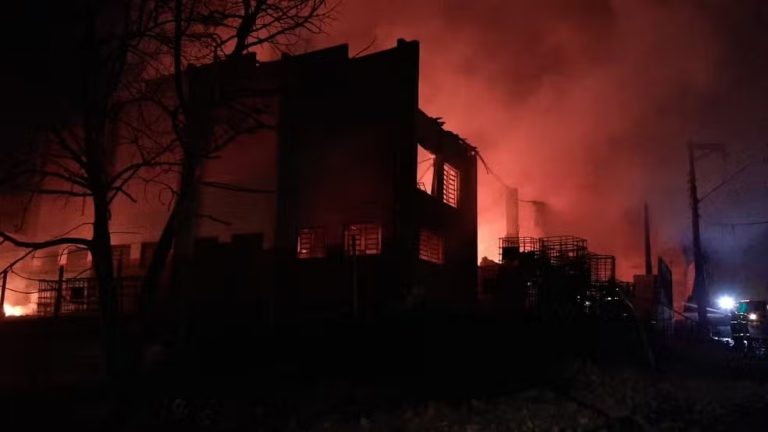 Incêndio-em-galpão-no-Presidente-Dutra