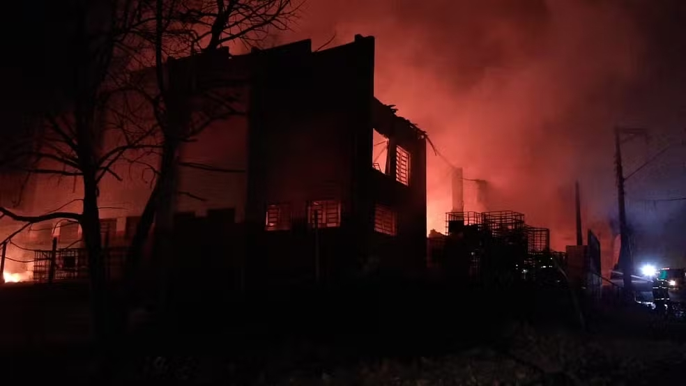 Incêndio-em-galpão-no-Presidente-Dutra