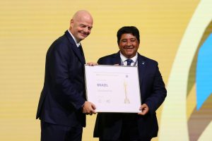 Infantino e Ednaldo, no anúncio da vitória do Brasil para sediar Copa Feminina de 2027