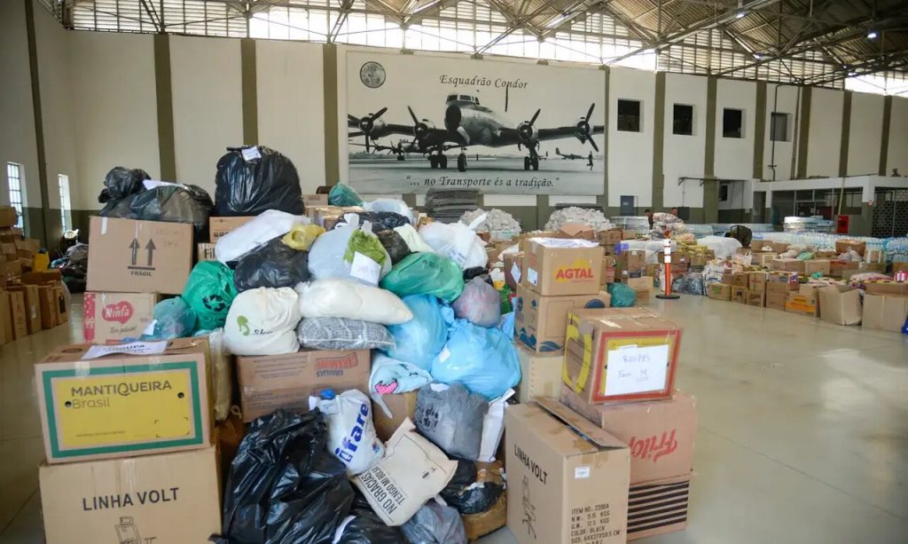 Correios suspende arrecadação de roupa para o RS e prioriza outros itens