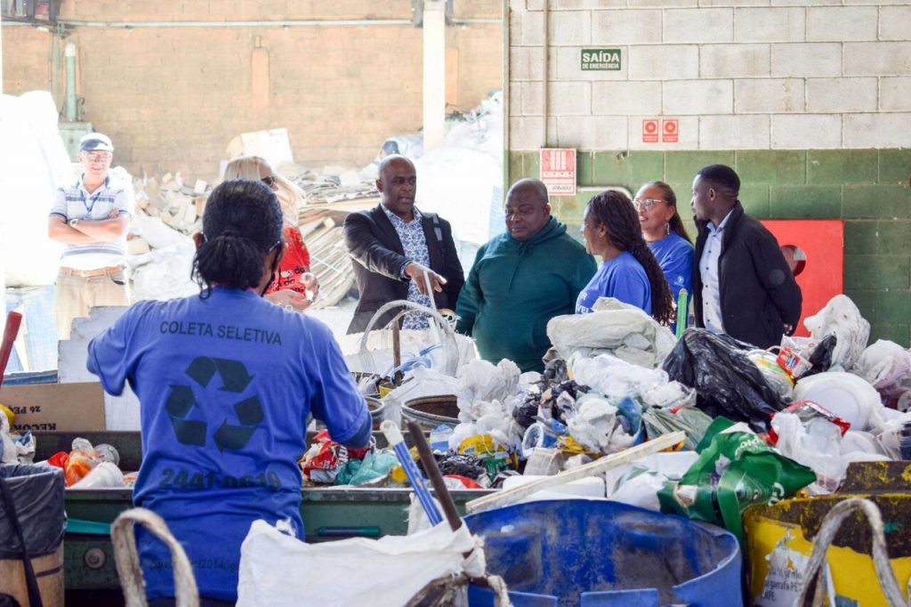 Delegação de Angola avalia reciclagem em Guarulhos