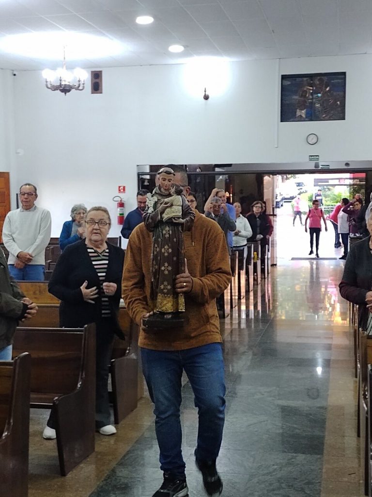 Entrada da imagem de Santo Antônio na Paróquia Santo Antônio - Gopoúva
