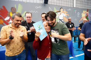 Guti entrega título de propriedade