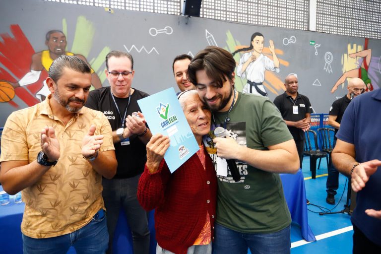 Guti entrega título de propriedade