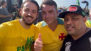 Lucas Sanches, Carlos Bolsonaro e Lisboa