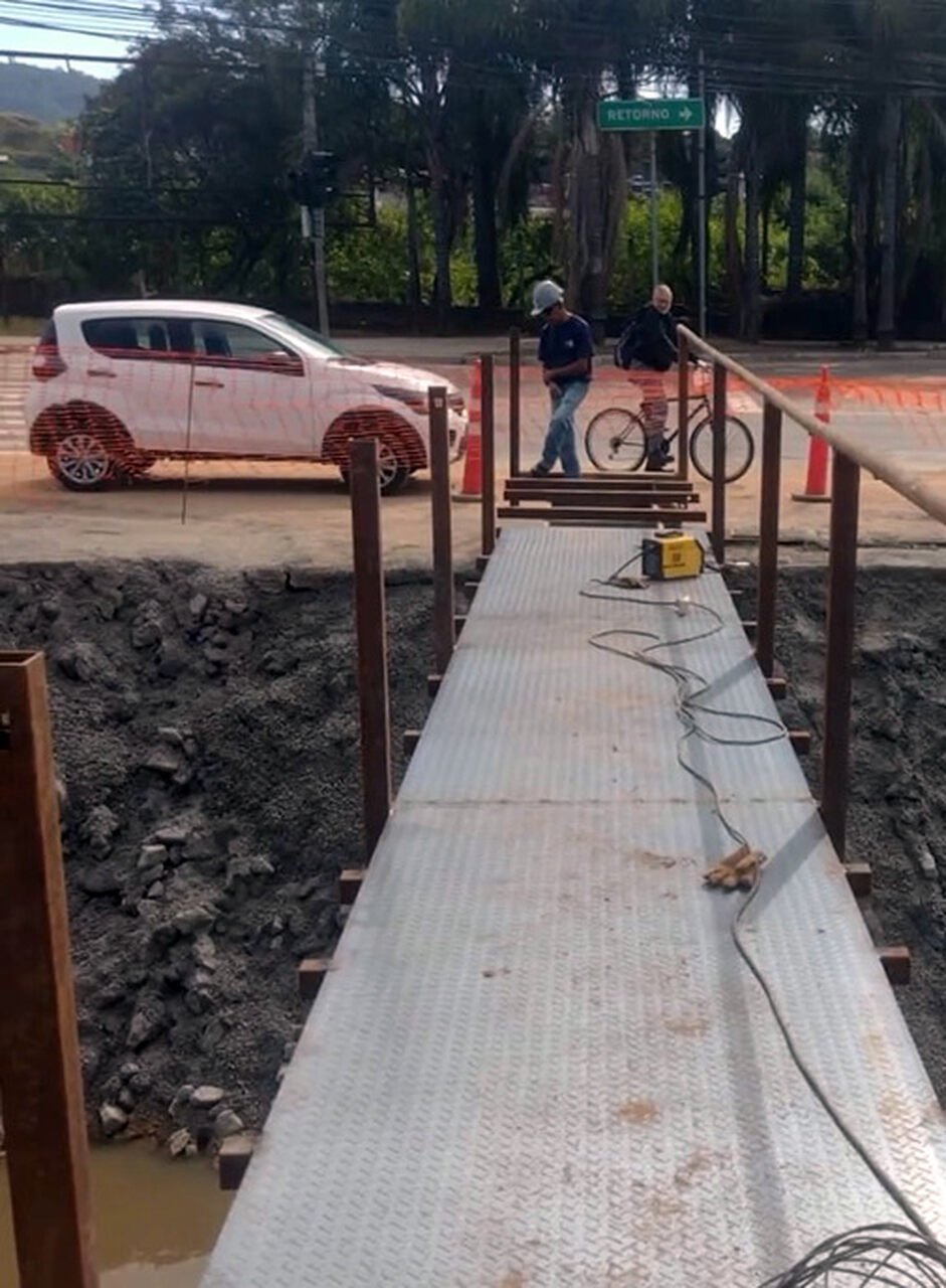 Ponte provisóaria na avenida Jamil João Zarif