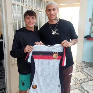 Richarlison recebe camisa do Flamengo de Guarulhos