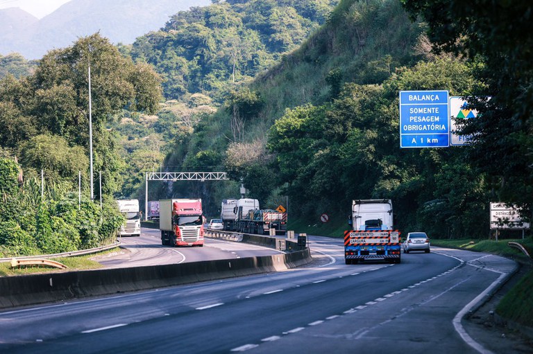 Rodovia Presidente Dutra na Serra das Araras