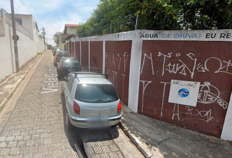 Viela Guarujá, no bairro Cidade Maia