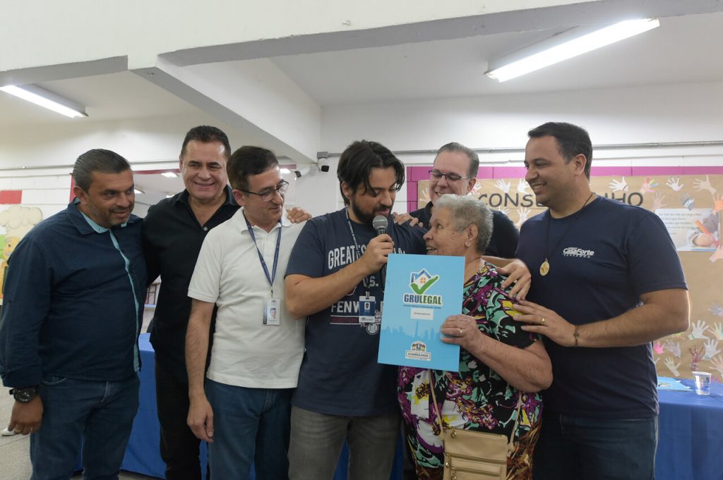 entrega de título de propriedade no Jardim São João