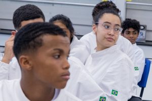 estudantes fazem estágio