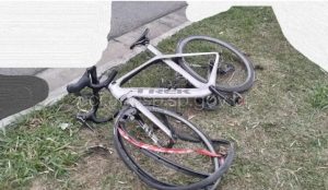 Bicicleta destruída após acidente