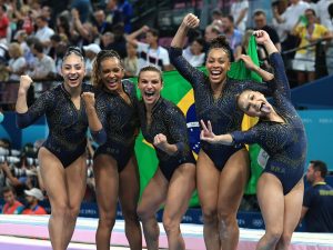 Rebeca Andrade e equipe brasileira medalhista olímpica em Paris