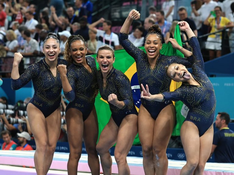 Rebeca Andrade e equipe brasileira medalhista olímpica em Paris