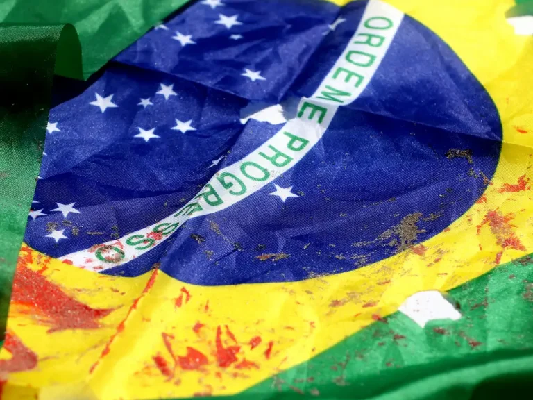protesto contra violência policial com bandeira do Brasil