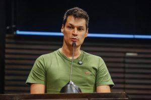 Caique Marcatt, na tribuna da Câmara Municipal