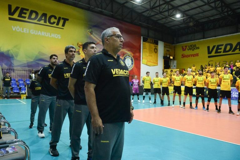 Nery Tambeiro e elenco do Vôlei Guarulhos