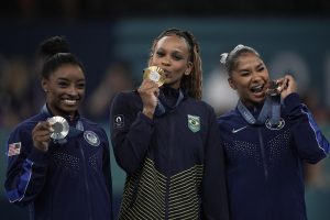 Rebeca Andrade recebe medalha de ouro no solo nos Jogos de Paris