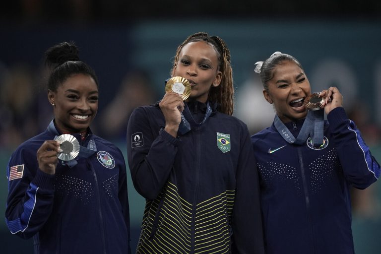 Rebeca Andrade recebe medalha de ouro no solo nos Jogos de Paris