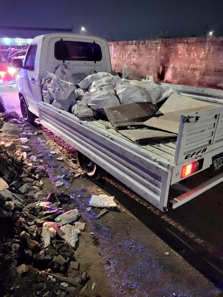 caminhão usado em descarte irregular de lixo