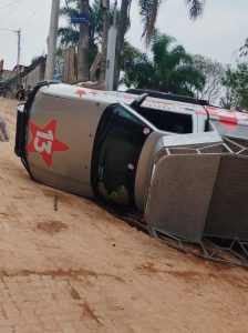 Carro de campanha de Alencar tomba no Recreio São Jorge