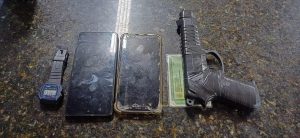 Celulares e arma